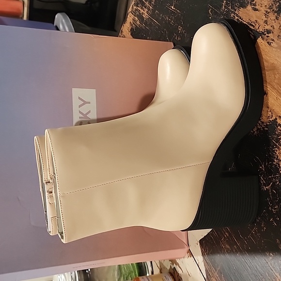 LISA VICKY Valid Platform Boot In Beige Size 9.5 New In Box - Picture 2 of 4
